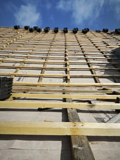 Blick auf Steildach mit vorbereiteter Lattung vor der Ziegelverlegung