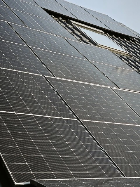 Solarmodule auf einem Steildach mit integriertem Dachfenster